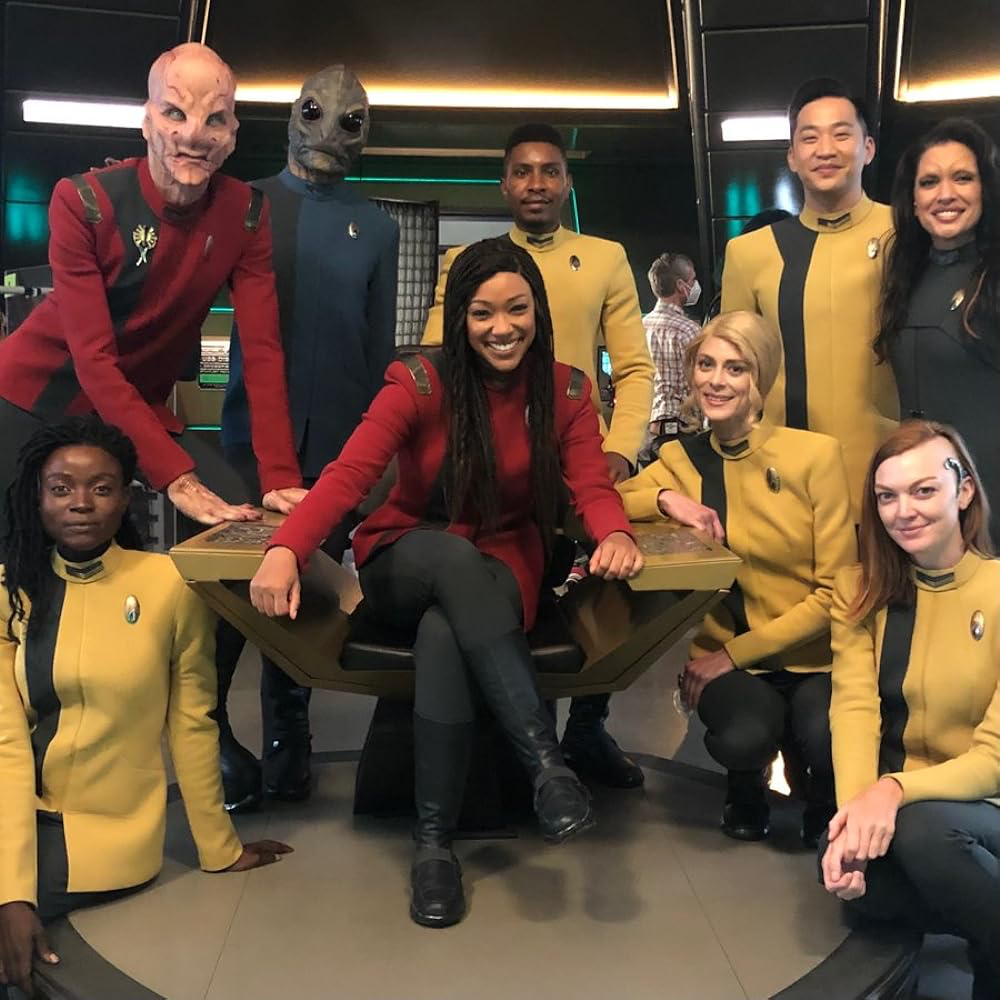 Picture of Star Trek: Discovery cast on the bridge.